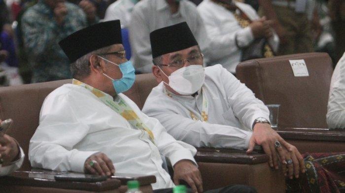 Dua calon Ketum PBNU KH Said Aqil Siradj dan Yahya Cholil Staquf tampak berbincang disela-sela pemungutan suara calon ketua umum PBNU di GSG Unila. Gus Yahya Terpilih Jadi Ketua Umum PBNU 2021-2026