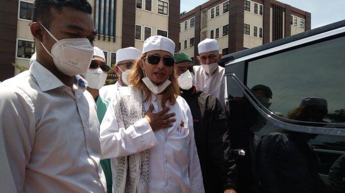 Habib Bahar bin Smith tiba di Polda Jabar untuk menjalani pemeriksaan terkait dugaan ujaran kebencian.