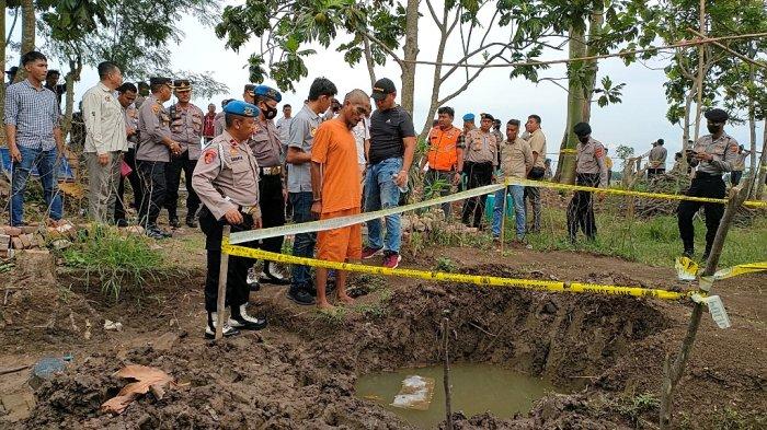 Pelaku saat menunjukan detik-detik saat habisi nyawa ayah kandungnya sendiri di Desa Eretan Kulon, Kecamatan Kandanghaur, Kabupaten Indramayu, Rabu (30/11/2022).