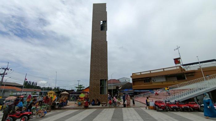 Kondisi Menara di RTH Jatibarang Indramayu coplok, Minggu (21/2/2021).