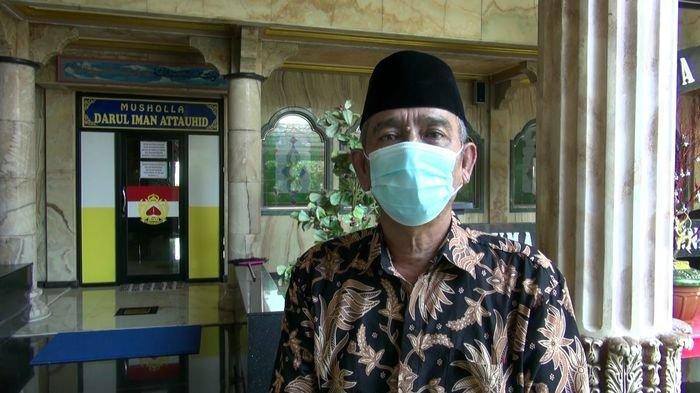 Haji Sughandi pemilik musala berlapis emas di Patokbeusi Subang.