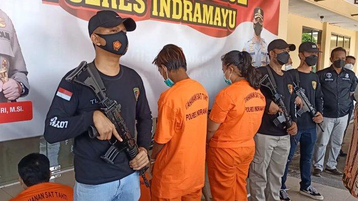 Ibu tiri beserta algojo saat digelandang polisi di Mapolres Indramayu, Kamis (23/9/2021)