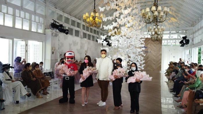 Ivan Gunawan saat menggelar Fashion Show di Villa Trinity, Gedong Putih, Kabupaten Bandung Barat, Rabu (23/2/2022).