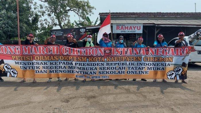 Aksi longmarch yang dilakukan gabungan lintas Ormas, OKP dan LSM dari Cirebon menuju Jakarta di Jalur Pantura Indramayu, Sabtu (1/5/2021) malam.