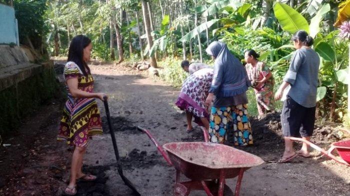 Tangkap Layar Kegiatan Ibu-ibu dan Postingan dimedsos, Ketika Memperbaiki Jalan Yang Rusak di Desa Banjarharja, Kecamatan Kalipucang, Kabupaten Pangandaran, Jawa Barat