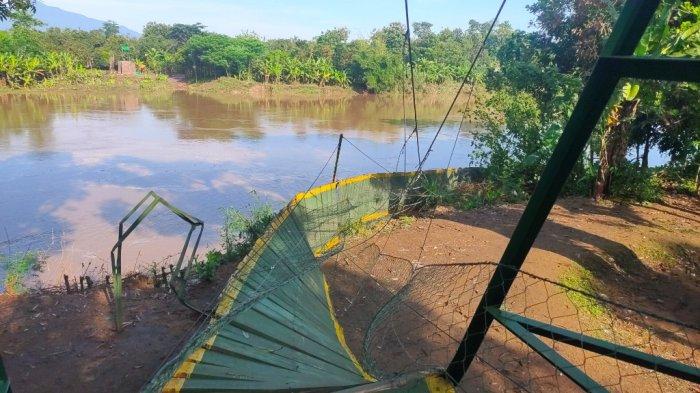 Jembatan gantung penghubung desa Majalengka-Sumedang yang berada di Desa Babakan Anyar, Kecamatan Kadipaten, Kabupaten Majalengka terputus, Kamis (25/3/2021) malam.
