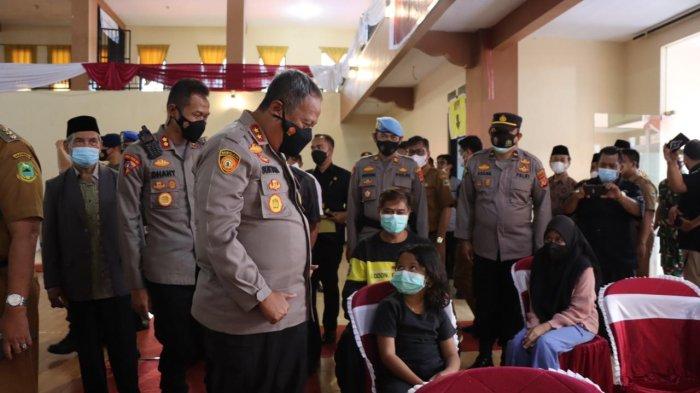 Kapolda Jabar Irjen Pol Suntana meninjau langsung pelaksanaan vaksinasi di SMKN 3 Kuningan, Senin (21/3/2022).