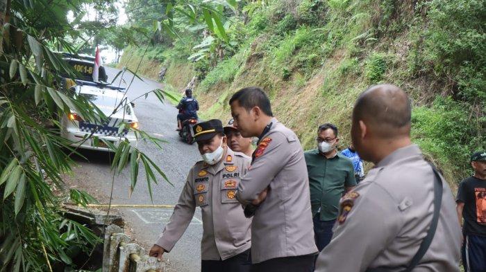 Kapolres Garut AKBP Wirdhanto saat meninjau lokasi ditemukannya mayat laki-laki yang terbungkus selimut dan terikat kabel di Jembatan Cisumur, Jalan Kampung Mekarpali, Desa Sukajaya Kecamatan Cisewu, Kabupaten Garut, Sabtu (20/8/2022).
