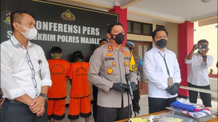 Kapolres Majalengka, AKBP Edwin Affandi didampingi Kasat Reskrim, AKP Febri Simosir saat konferensi kasus penyerangan dua remaja di Desa Bongas Wetan, di Mapolres Majalengka, Senin (21/3/2022).