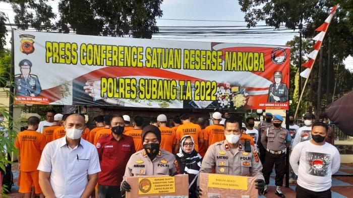 Kapolres Subang AKBP Sumarni, menunjukan barang bukti yang berhasil diamankan dari para tersangka kasus kejahatan di Subang