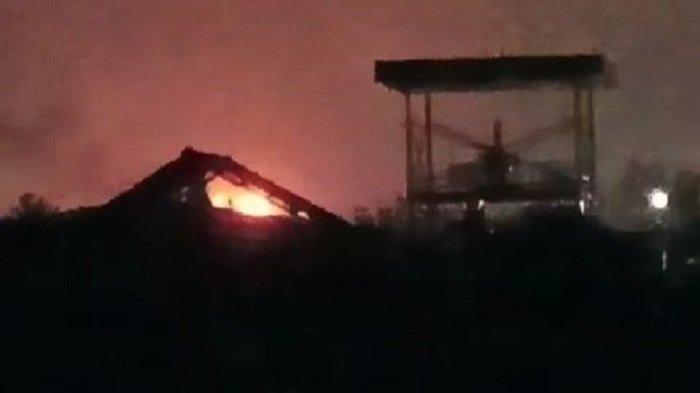 Tangkapan layar api yang membakar tangki Pertalite milik pertamina di Balongan Indramayu, Kamis (8/9/2022).