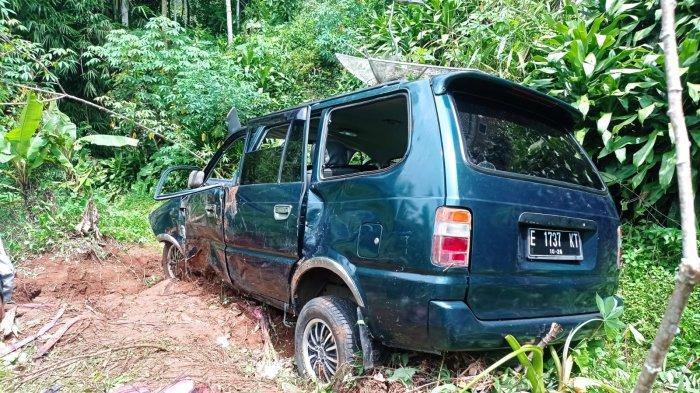 Kecelakaan maut yang menimpa rombongan keluarga asal Sindangpanji Cikijing Majalengka di Simpar Panjalu Ciamis, Minggu (30/1) pukul 09.00. Dua meninggal dunia dan 11 mengalami luka-luka akibat mobil yang mereka tumpangi terjun masuk jurang