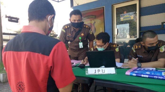 Tim Jaksa Kejaksaan Negeri Majalengka langsung menggelar sidang denda kepada para pelaku usaha di Majalengka, Selasa (6/7/2021).