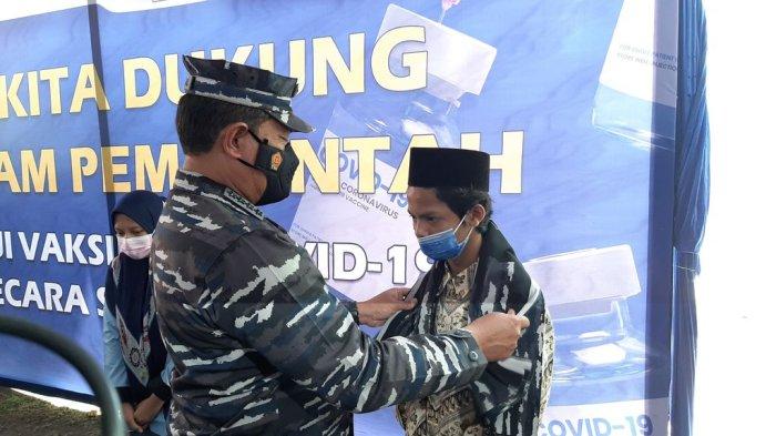 Kepala Staf Angkatan Laut, Laksamana TNI Yudo Margono, saat memberikan hadiah sarung kepada santri yang telah divaksin Covid-19 di Pondok Pesantren Khas Kempek, Kecamatan Gempol, Kabupaten Cirebon, Selasa (28/9/2021).