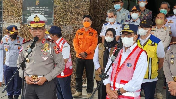 Direktur Regident Korlantas Polri, Brigjen Pol Yusri Yunus, saat konferensi pers usai rapat koordinasi persiapan pengendalian transportasi pada masa libur Tahun Baru 2022 di Mapolresta Cirebon, Jalan R Dewi Sartika, Kecamatan Sumber, Kabupaten Cirebon., Kamis (30/12/2021).