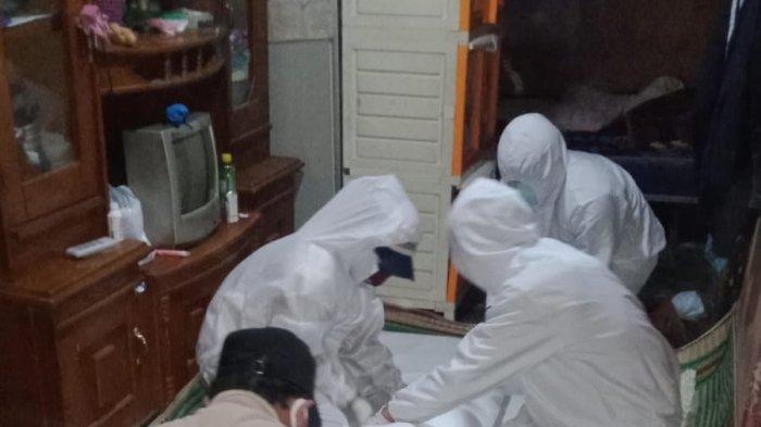 Tim Disinfektan dan Pemulasaraan Jenazah Covid-19 Lembang.