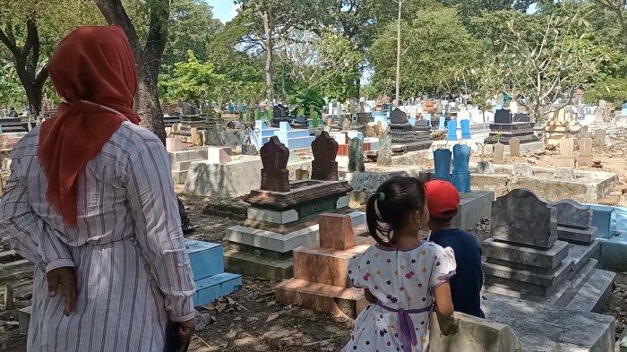 Warga saat berusaha melihat monyek yang berada di Situs Buyut Banjar di Desa Bulak, Kecamatan Jatibarang, Kabupaten Indramayu, Jumat (14/5/2021).