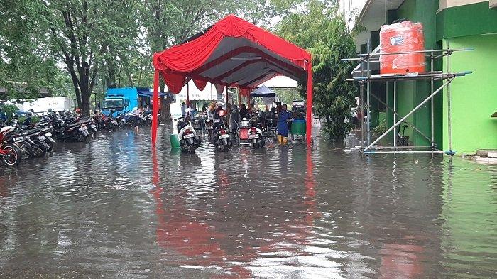 Genangan air di halaman GOR Bumi Patra, Kabupaten Indramayu, Selasa (30/3/2021).