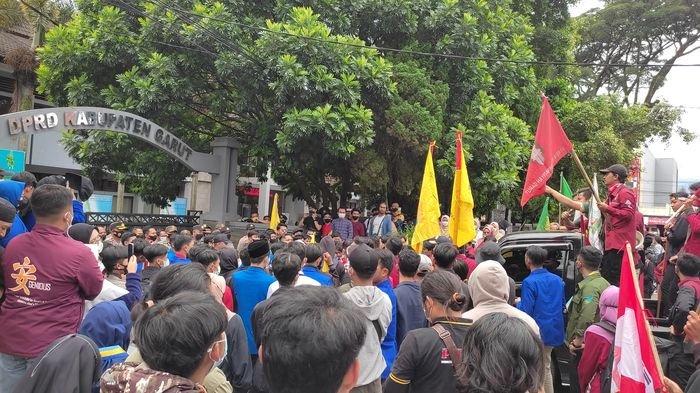 Sejumlah mahasiswa gabungan dari organisasi mahasiswa di Garut unjuk rasa di depan Gedung DPRD