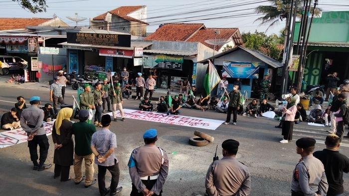 Sejumlah aktivis mahasiswa Kuningan yang tergabung dalam Himpunan Mahasiswa Islam melakukan aksi demonstrasi penolakan rencana harga BBM naik, Selasa (29/8/2022).