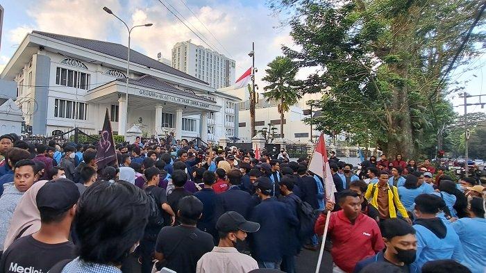 Ratusan mahasiswa yang berunjuk rasa menolak kenaikan harga BBM di depan Gedung DPRD Jabar, kian memadati gerbang gedung dewan, Kamis (15/9/2022).
