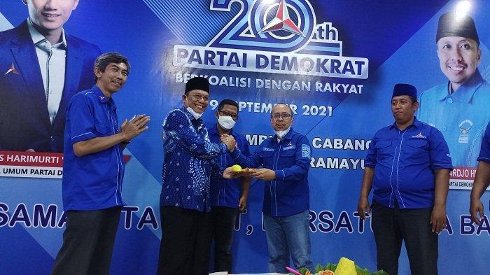 Mantan Bupati Indramayu, Taufik Hidayat saat hadir di peringatan 2 dekade partai demokrat di Indramayu, Minggu (12/9/2021).