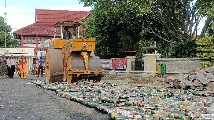Pemusnahan miras di Alun-alun Indramayu menggunakan alat berat, Rabu (22/12/2021).