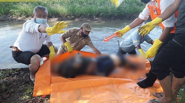 Penemuan sesosok mayat laki-laki terlilit lakban menggegerkan warga di Desa Pekandangan, Kecamatan/Kabupaten Indramayu, Senin (25/7/2022) sekitar pukul 14.00 WIB.