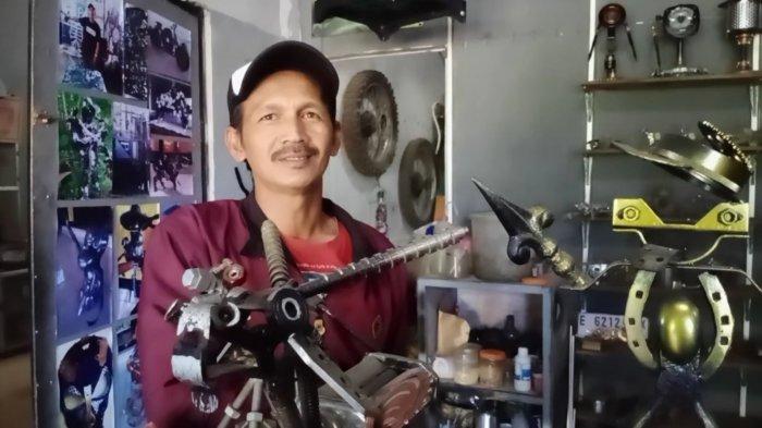Deny Pemilik Art Shop, Warga Desa Cipari, Kecamatan Cigugur, Kuningan