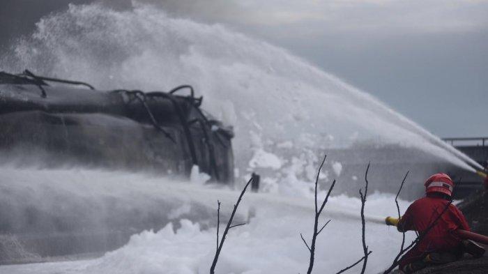 Petugas saat memadamkan api menggunakan alat Terminator Canon Foam atau meriam pelontar busa di PT Pertamina RU VI Balongan, Rabu (31/3/2021).