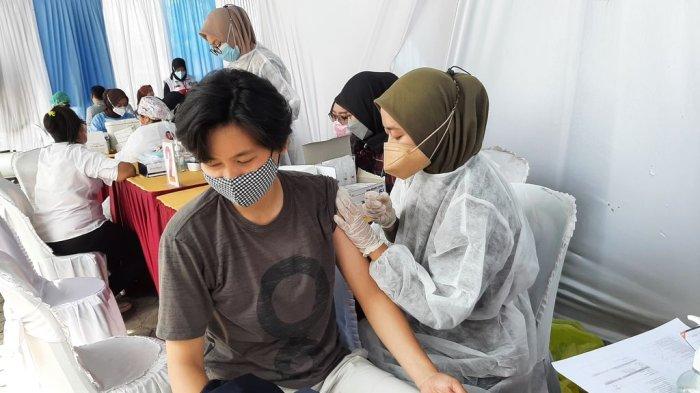 Kaum milenial saat disuntik vaksin Covid-19 dalam vaksinasi massal massal yang digelar Perempuan Jenggala di Rupbasan Kelas I Cirebon, Jalan Kesambi, Kota Cirebon, Senin (11/10/2021).