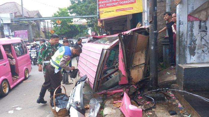 Mobil Xpander Silver seruduk angkot di jalan RA Kosasih tepatnya di dekt simpang jalan Perum Pesona Cibeureum, Kecamatan Cibeureum Kota Sukabumi Kamis (22/9/2022).