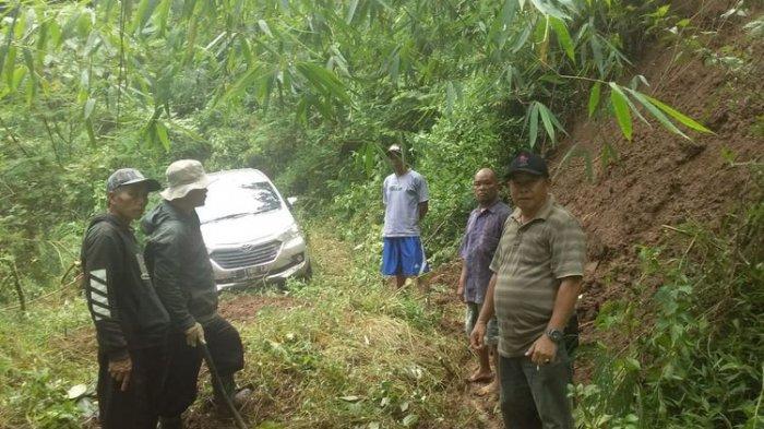 Sebuah mobil Avanza yang berpenumpang tujuh orang tiba-tiba tersesat selama 3 jam di Kawasan Hutan Gunung Putri di Majalengka, Jawa Barat