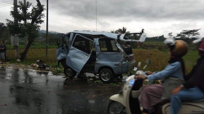 Mobil jenis Carry mengalami rem blong dan terlibat kecelakaan dengan menabrak sepeda motor yang berlawanan arah di Jalan Raya Cigasong-Maja tepatnya di Desa Kawung Hilir, Kecamatan Cigasong, Kabupaten Majalengka, Senin (22/2/2021).