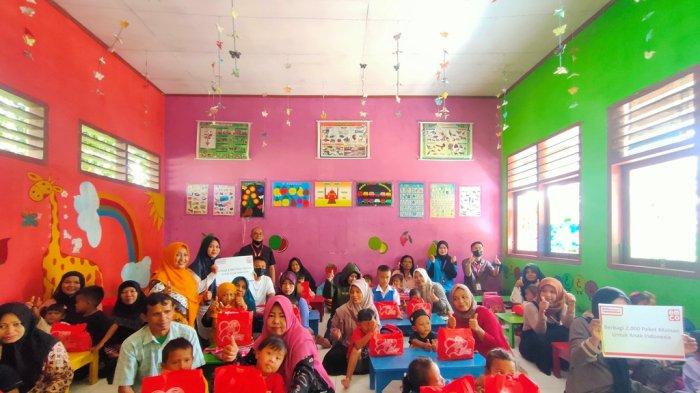 Murid PAUD Al-Hikmah di Desa Ampel, Kecamatan Ligung, Kabupaten Majalengka mendapatkan bantuan mainan dari Alfamart dan Emco Toys, Rabu (20/7/2022).