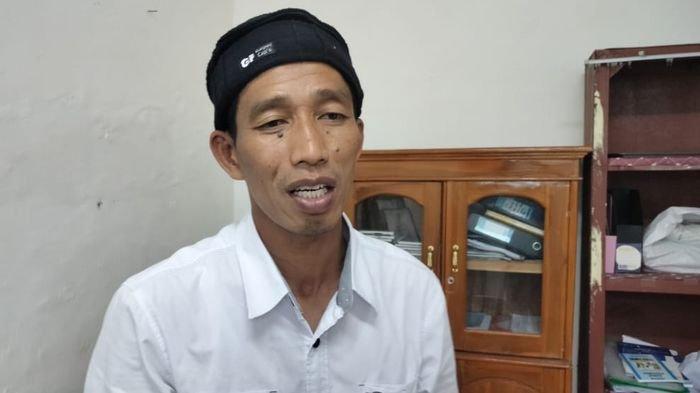 Nana Mulyana Kepala Desa Sukamukti, Kecamatan Jakaksana, Kabupaten Kuningan yang wajahnya mirip Presiden Jokowi saat ditemui di kantornya, Jumat (22/1/2021).