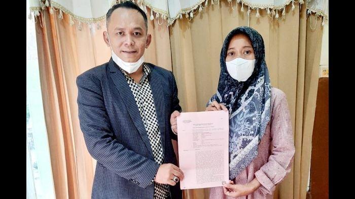 Nurhayati (kanan), dan kuasa hukumnya, Waswin Janata (kiri), menunjukkan SKP2 dari Kejari Kabupaten Cirebon di Desa Citemu, Kecamatan Mundu, Kabupaten Cirebon, Kamis (3/3/2022).