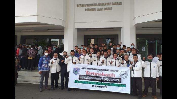 Panitia pembentukan Kabupaten Indramayu Barat saat menghadiri penandatangan persetujuan Calon Daerah Persiapan Otonomi Baru (CDPOB) oleh pemerintah provinsi Jawa Barat dan DPRD Jabar, Senin (19/4/2021).