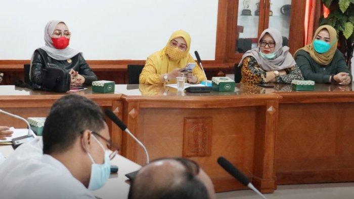Pansus Raperda PSU saat rapat bersama tim asistensi di Ruang Rapat Serbaguna DPRD Kota Cirebon, Jalan Siliwangi, Kota Cirebon, Jumat (4/6/2021).