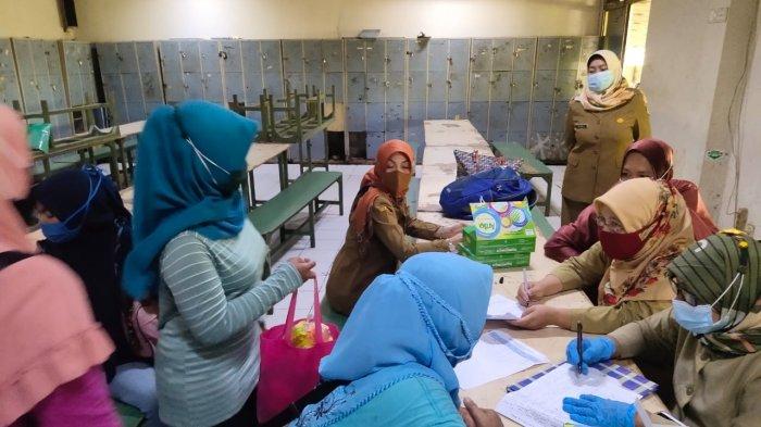 Para pekerja perempuan di PT Java Seafood di Kecamatan Kandanghaur saat mendapat pelayanan kontrasepsi, Selasa (4/5/2021).