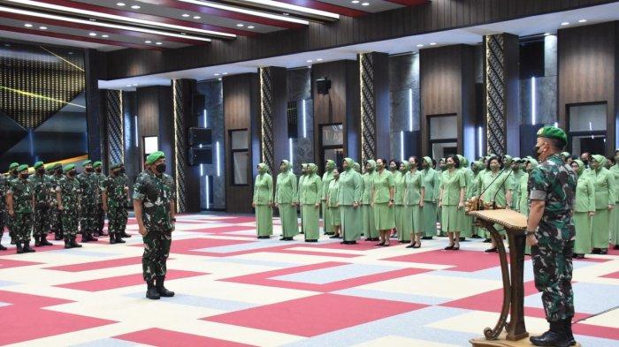 Sebanyak 54 perwira tinggi (pati) TNI AD mendapat kenaikan pangkat dan melaporkannya kepada KSAD Jenderal TNI Dudung Abdurachman dalam upacara Laporan Korps Kenaikan Pangkat di Markas Besar Angkatan Darat (Mabesad), Jakarta, Rabu (23/2/2022).