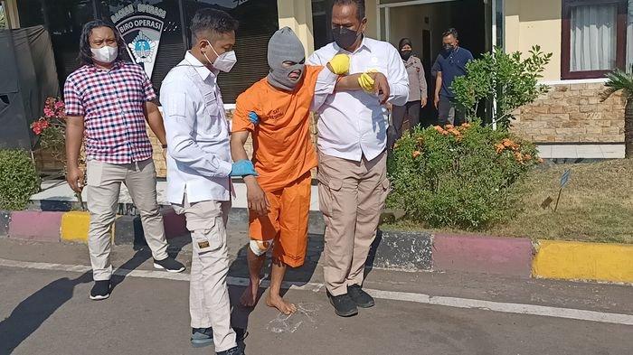 Pelaku pembunuhan seorang perempuan di kamar kos di Jalan Perintis Kelurahan Bojongsari, Kecamatan/Kabupaten Indramayu, saat diringkus polisi di Mapolres Indramayu, Rabu (8/9/2021).