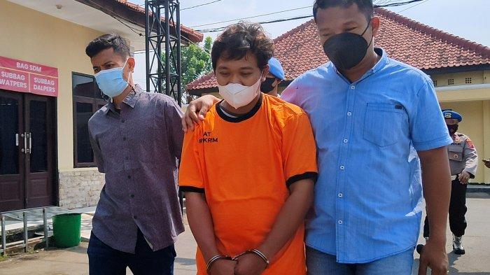 Pelaku pembunuhan saat dihadirkan dalam konferensi pers di Mapolres Indramayu, Selasa (2/8/2022)