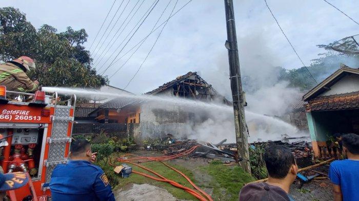 Pemadaman kebakaran di Kampung Cijangkar RT.03, RW.06, Desa Cijangkar, Kecamatan Nyalidung, Kabupaten Sukabumi, Kamis (13/10/2022).