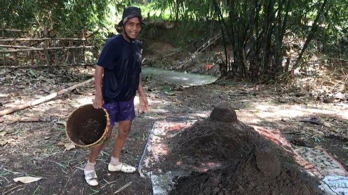 Tarmi'in (67), warga Desa Bojongcideres, Kecamatan Dawuan, Kabupaten Majalengka merupakan pria yang berprofesi sebagai penambang pasir sungai.