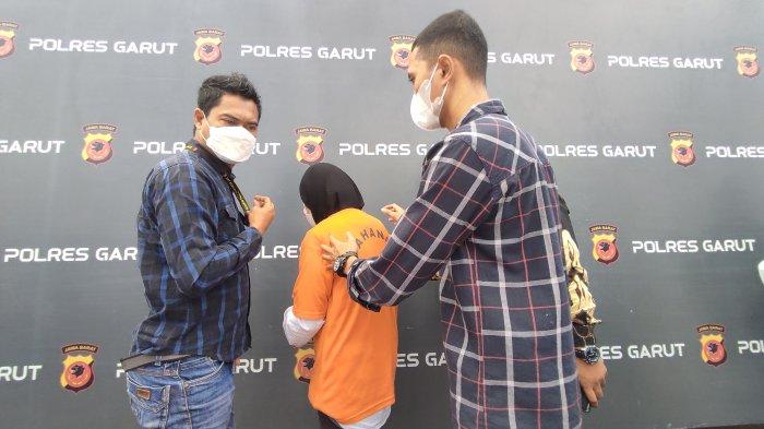 NW (31) seorang ibu rumah tangga di Garut saat dihadirkan ke publik, Selasa (12/7/2022). Ia terjerat kasus penipuan penjualan minyak goreng dengan harga murah.