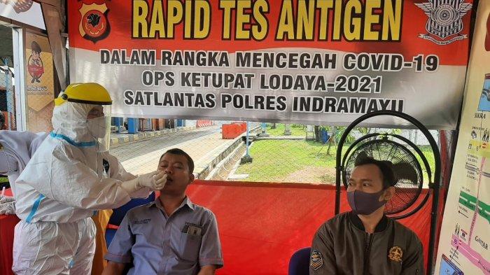 Petugas saat melakukan pemeriksaan rapid test antigen terhadap pemudik di GT Cikedung Indramayu, Selasa (4/5/2021).