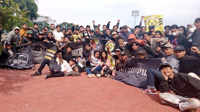 Persindra Fans Club saat menyambut kedatangan Persindra Indramayu di Pendopo Indramayu, Senin (24/1/2022).