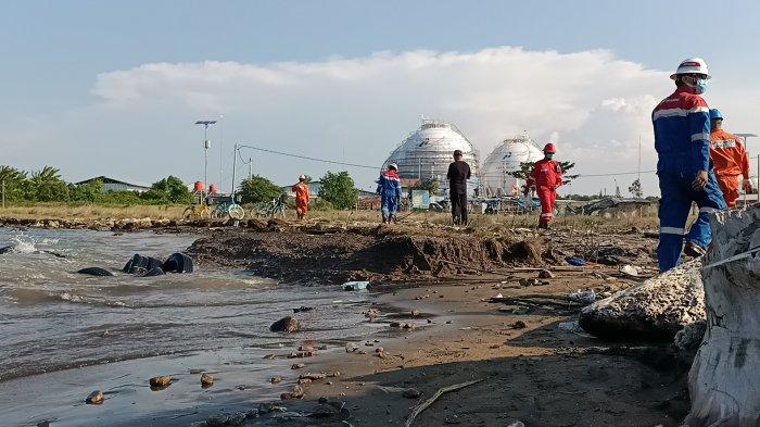 Ceceran hitam yang diduga crude oil atau minyak mentah yang mencemari objek wisata Pantai Balongan Indah, Sabtu (7/11/2020).