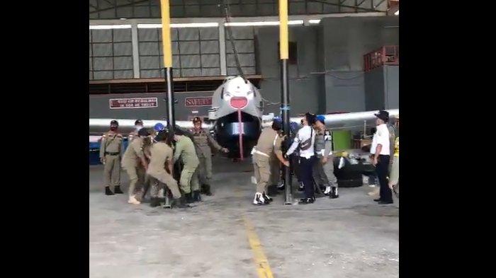 Anggota Satpol PP mengangkat pesawat Susi Air keluar dari Hanggar Malinau di Bandara Robert Atty Bessing, Kalimantan Utara.